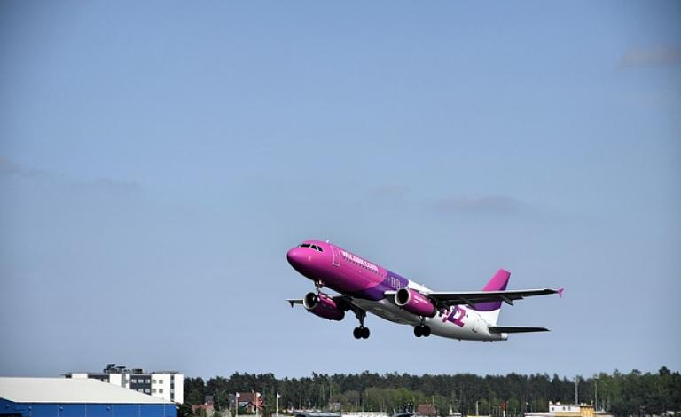 aircraft-2385058_640