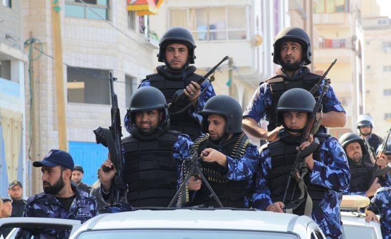 أكدت وزارة الداخلية والأمن الوطني في غزة أن اليد التي ستمتد للمساس بالحالة الأمنية ستوَاجه بكل حسم، ولن يشفع لها تنظيم ولا عائلة ولا عشيرة. وشددت في بيانٍ لها مساء اليوم الثلاثاء أنها ستطارد وتلاحق وتضبط كل من ارتكب جريمة أياً كان وأينما كان، ونقدمهم للعد