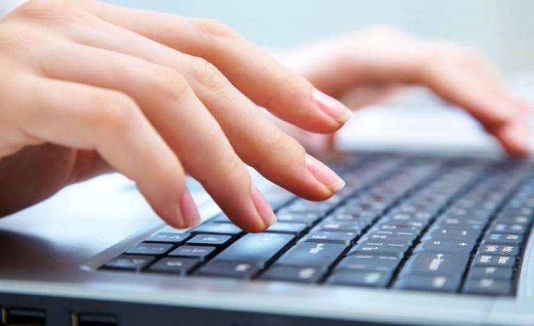 إن كنت تعتقد أن لوحة مفاتيح حاسوبك نظيفة حين تبدو لامعة فأنت مخطئ، إذ اكتشفت دراسة بريطانية أنواعا من البكتيريا الخطرة في مكتب بوسط لندن، وإحدى لوحات المفاتيح كان فيها من البكتيريا ما يفوق التي في مرحاض.