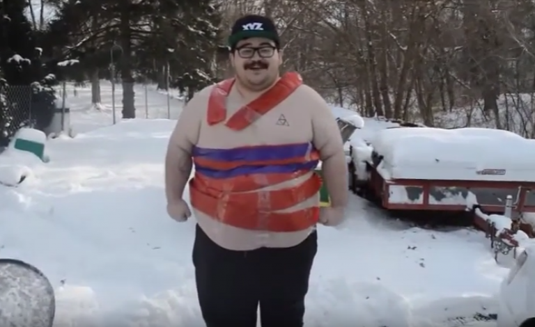 متهوّر لفّ نفسه بحزام من الألعاب النارية وأشعلها