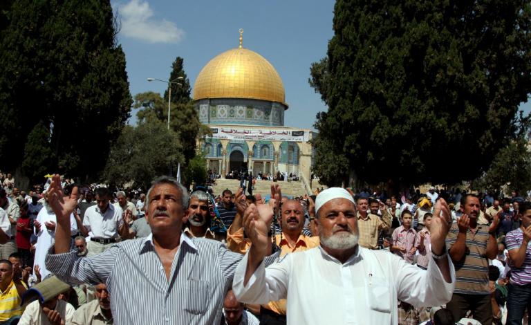 غادر صباح اليوم الجمعة، 238 مواطنًا فلسطينيًا، من قطاع غزة، إلى مدينة القدس المحتلة، لأداء الصلاةِ، عبر معبر بيت حانون "إيرز" شمال قطاع غزة.  ويضيّق الاحتلال الإسرائيلي، على الفلسطينيين، خلال تنقلهم من منطقة لأخرى، ويشدد إجراءاته الأمنيّة بحقهم، ويمنعهم م