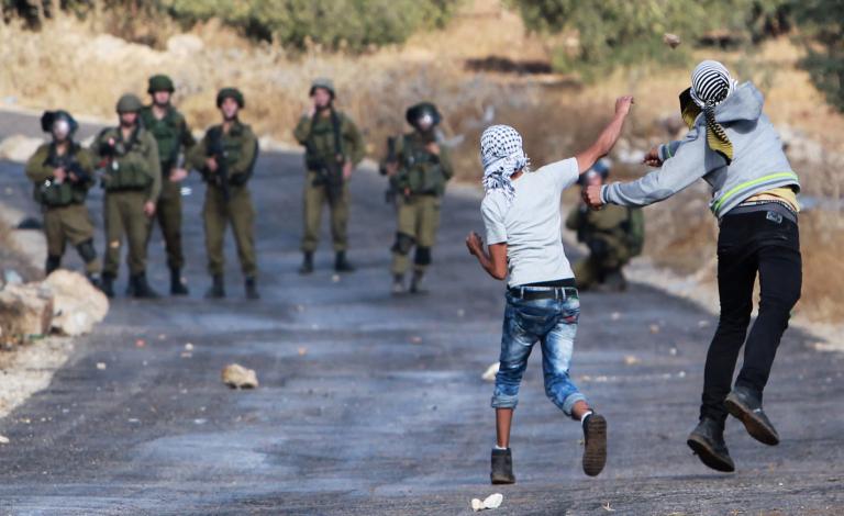 أصيب، اليوم الإثنين، شاب، بالرصاص المعدني المغلف بالمطاط، خلال مواجهات مع قوات الاحتلال الاسرائيلي في قرية النبي صالح، شمال غرب رام الله.  وذكر الناشط في مقاومة الجدار والاستيطان بلال التميمي لـ