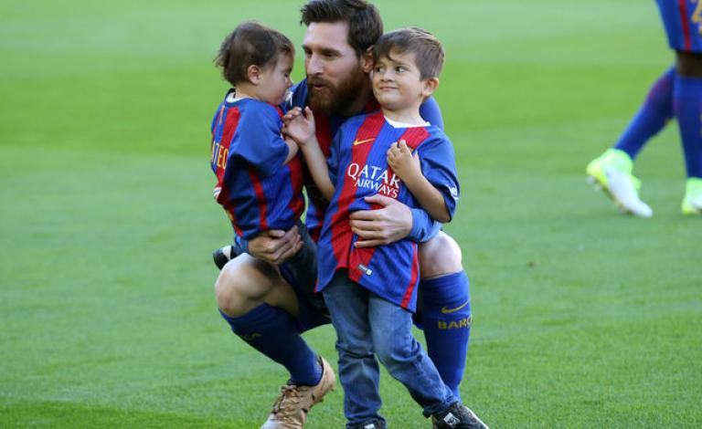 76602-ميسي--مع-أطفاله