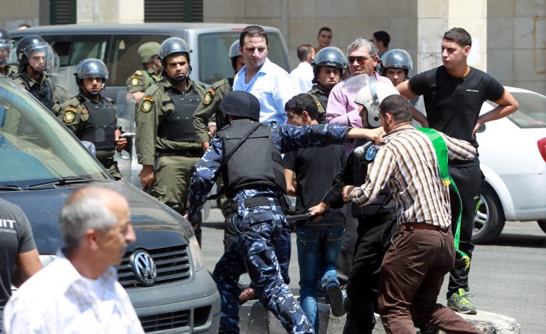 أفاد مراسلنا في مدينة نابلس، أن أجهزة السلطة، بالضفة المحتلة، قد اعتدت على مشيعي فارس حلاوة بالمدينة، وأطلقت قنابل الغاز، واعتدت على المشيعين. وقتل "حلاوة" أثناء الاشتباكات فجر اليوم برصاص أجهزة السلطة، إضافة إلى مقتل مواطن آخر، واثنين من الشرطة، بمدينة ن