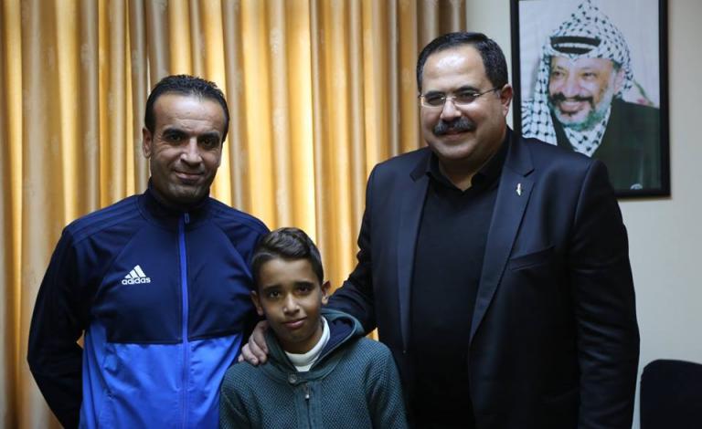 أصغر حكم فلسطيني يجلس على "مقعد الوزير"
