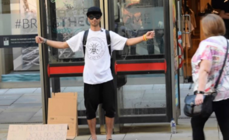 أنا مسلم.. عانقني إن كنت تثق بي