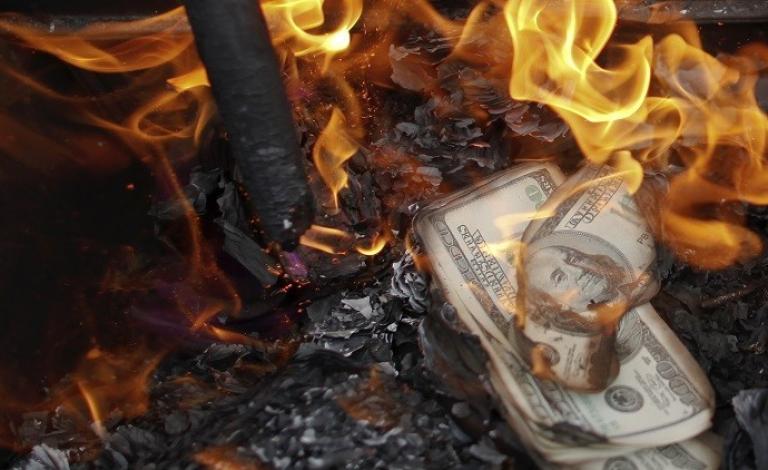 تتخذ موسكو وبكين خطوات فعالة للحد من هيمنة العملة الأمريكية على العالم، والانتقال إلى استخدام العملات الوطنية في التجارة بين البليدن.  وتقول صحيفة 