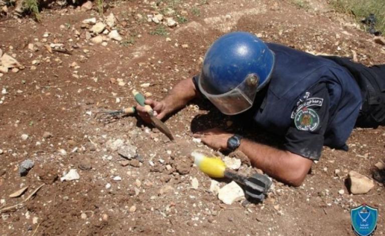 الشرطة تتلف أجسامًا مشبوهة