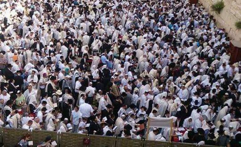 خلال أداء اليهود الصلوات التلمودية