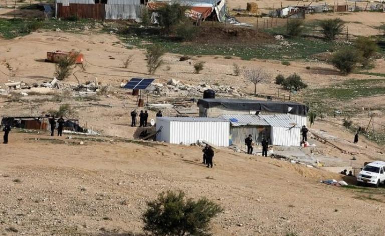 هآرتس: الاحتلال يسحب المواطنة من آلاف السكان بالنقب