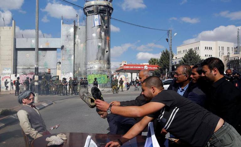 الفلسطينيون يضربون 
