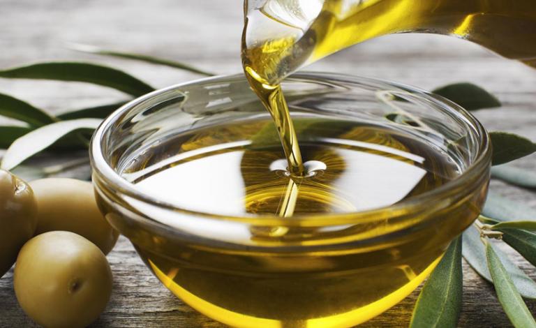 Olive-Oil-Hair-Massage-ONYC-Hair-Care-Guide-Hair-Spa-Treatments-That-We-Can-Do-At-Home