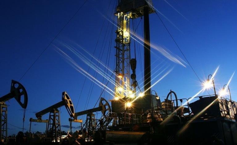 أغلقت أسعار النفط على ارتفاع تجاوز 2% ، الجمعة 20 يناير/كانون الثاني، بفعل أنباء عن عقد اجتماع لكبار منتجي النفط مطلع الأسبوع المقبل.  وبحلول الساعة 12:55 بتوقيت موسكو (09:55 بتوقيت غرينيتش) ارتفع سعر برميل النفط العالمي مزيج 