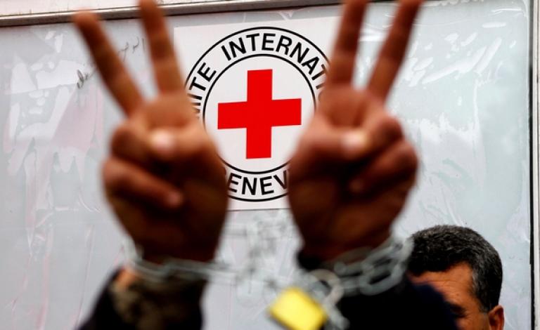 اعتصام أهالي الأسرى الصليب الأحمر