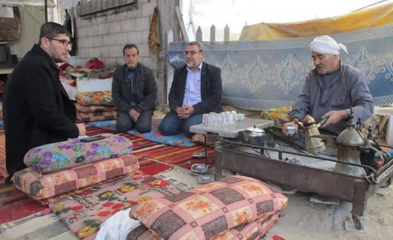 صورة خبر زيارة واعد منزل الأسيرين العروقي وأبو معيلق