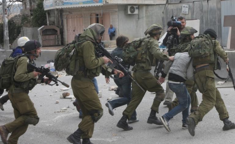قوات الاحتلال تعتقل مواطنين