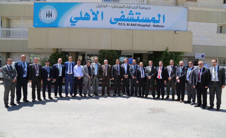 "الاتصالات" تدعم بلدية الخليل والمستشفى الأهلي بالمحافظة