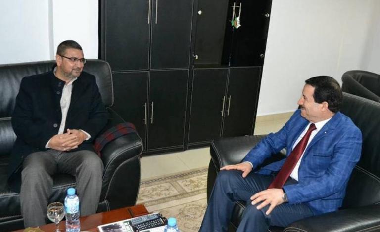 القيادي في حماس سامي أبو زهري خلال لقائه رئيس حزب تجمع أمل الجزائر (تاج)