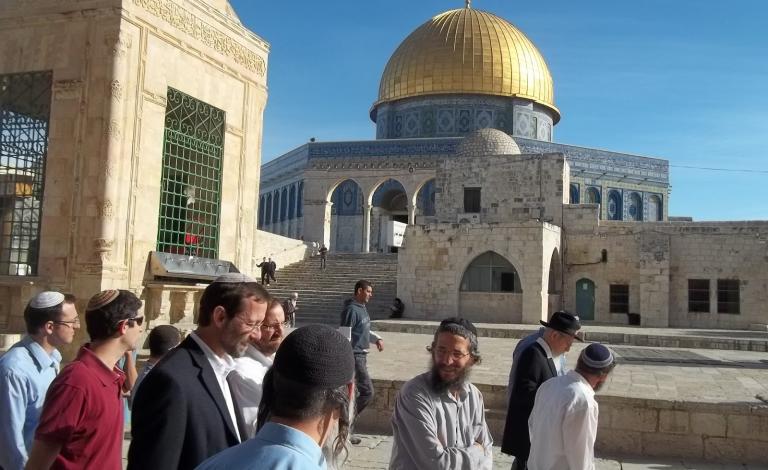 مستوطنون يقتحمون الأقصى بحماية شرطة الاحتلال