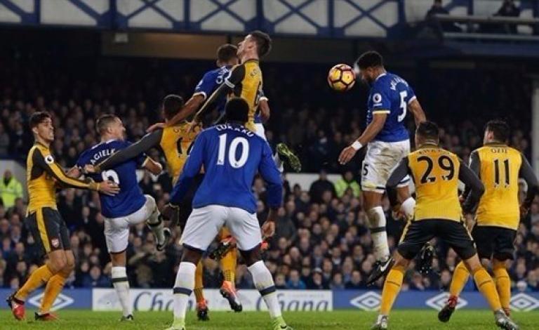 إيفرتون يلحق بأرسنال هزيمته الأولى خارج ملعبه