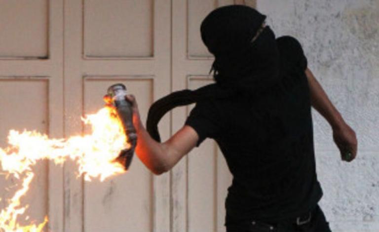 إلقاء زجاجات حارقة