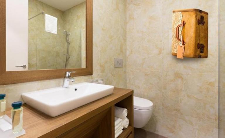 شنط السفر داخل المنزل