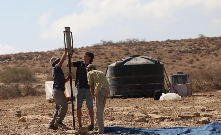 مستوطنون يبنون على أراضي المواطنين الفلسطينيين