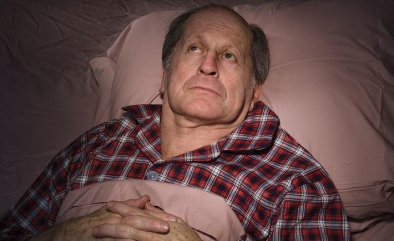 لماذا ننام أقل كلما تقدم بنا العمر؟