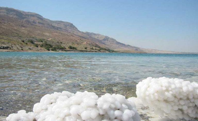 أحد شواطئ البحر الميت-(ارشيفية)