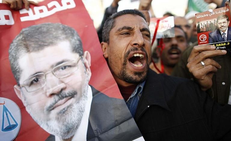 كاتب أردني: مرسي شاهد على ورقة اقتراع توصل للموت