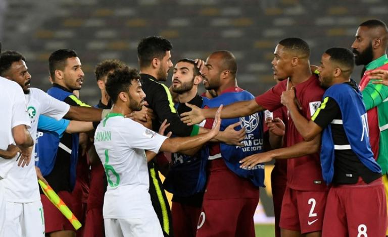 صحيفة تكشف كواليس مباراة السعودية وقطر في ظل الأزمة