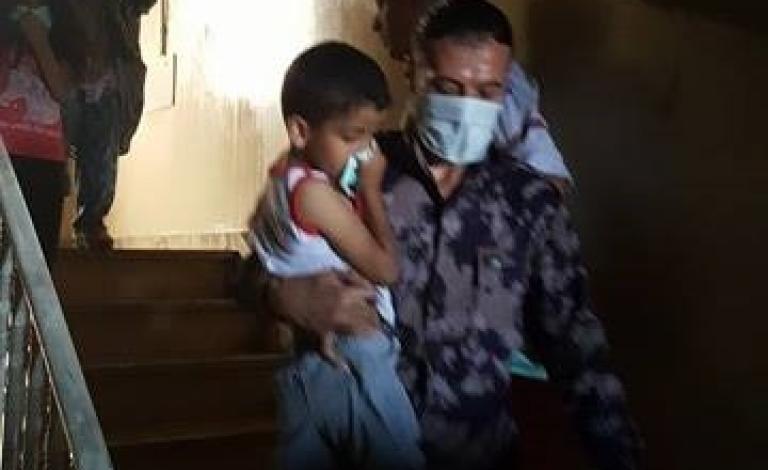 نقل المصابين جراء الحريق