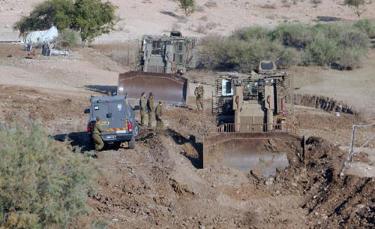 الاحتلال يخطر عائلات في الرأس الأحمر بالإخلاء