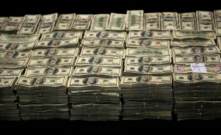 لماذا خسر الدولار الأمريكي 6% مقابل العملات الرئيسية؟