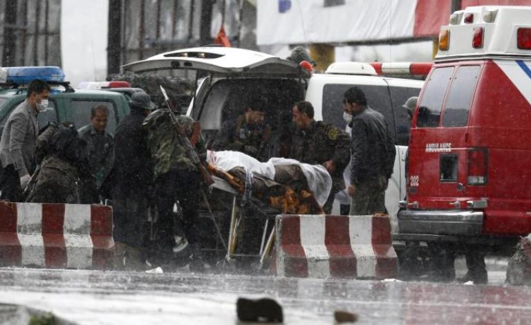 مسعفون ينقلون جريحا في انفجار كابول