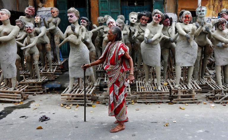 رجل هندي يذبح نفسه