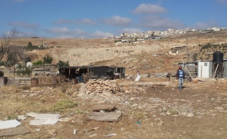 لوحة صمود يرسمها بدو القدس في وجه الاحتلال على رؤوس الجبال المحيطة بالقدس، تَوَزع بدو بئر السبع الذين تهجروا من أراضيهم بعد رفضهم الخدمة العسكرية في جيش الاحتلال الإسرائيلي، 46 تجمعا بدويا توزعوا على مدار أكثر من ستين عاما وهم يتنقلون بين أودية لا يعرفها 