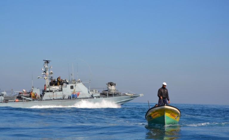 الاحتلال يسهدف الصيادين ومراكبهم في بحر غزة