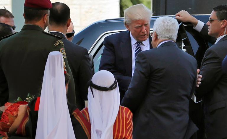 451555-عباس-يصافح-ترامب-فور-وصوله-قصر-الرئاسة-الفلسطينية