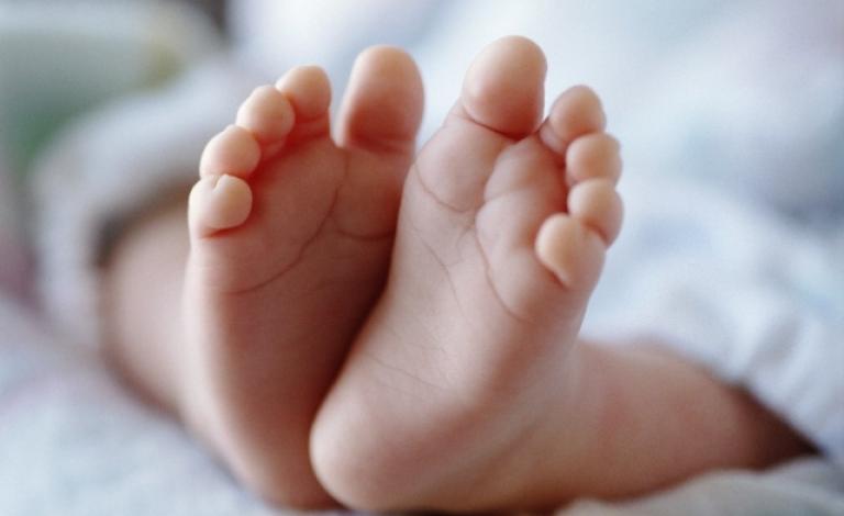 سعودي يُرزق بطفلة بعد 35 عاماً... و يكشف السرّ؟