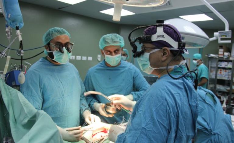 عملية جراحية لأحد المرضى