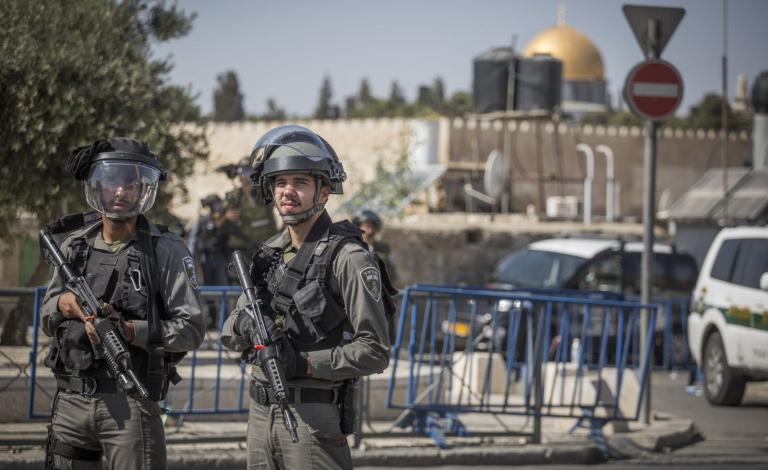 الاحتلال ينقل حاجزا جنوبي القدس لابتلاع الأراضي أعلنت قوات الاحتلال الإسرائيلي رسميا نيتها نقل الحاجز العسكري، الذي يطلق عليه 