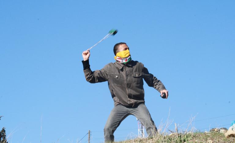 رشق مركبات إسرائيلية بالحجارة