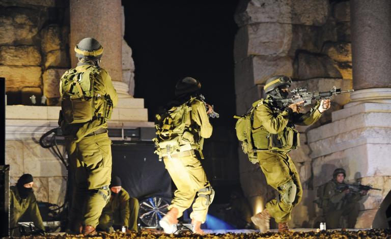 الاحتلال يعتقل 12 فلسطينيا بالضفة