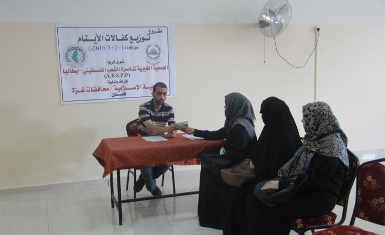 الجمعية الإسلامية توزع كفالات أيتام في مدينة غزة