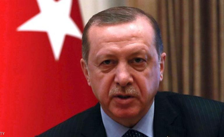 كشف الرئيس التركي رجب طيب أردوغان، الثلاثاء، أن بلاده لا تعتزم البقاء في سوريا، مشددا على ضرورة انسحاب حزب الاتحاد الديمقراطي الكردي من مدينة منبج. وأضاف أردوغان، في مؤتمر صحفي من المطار قبيل سفره إلى باكستان، أنه ينبغي إخراج وحدات حماية الشعب الكردية إلى