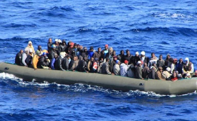 قتلى ومفقودون في هجوم على زورق مهاجرين قبالة ليبيا