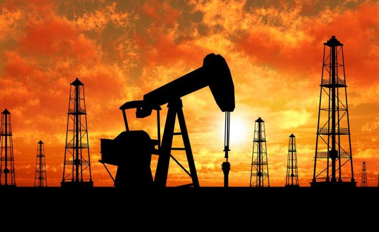 النفط يتراجع مع شكوك حول الفائض