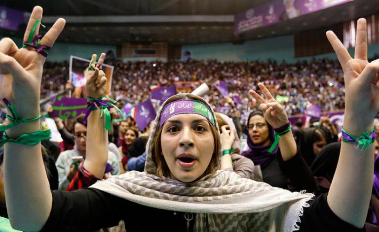 قال علي لاريجاني، رئيس مجلس الشورى في إيران، إن هناك بعض التصرفات في المنطقة التي تشير إلى وضع عراقيل كبرى على حد تعبيره، داعيا الشعب الإيراني للمشاركة بقوة في الانتخابات الرئاسية المزمع اجراءها في الـ19 من مايو/ أيار الجاري.   0:00  من سيكون رئيس إيران ا