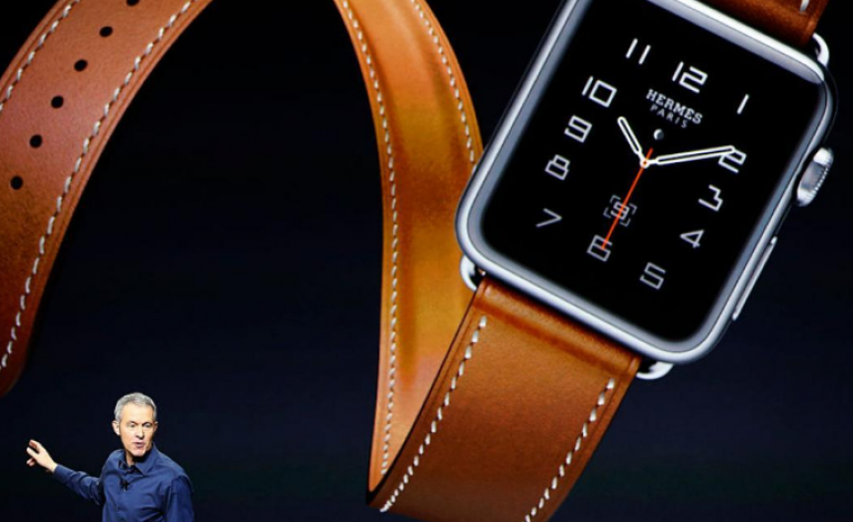 أبل تعلن عن ساعة ذكية ضد الماء لعمق 50 مترا